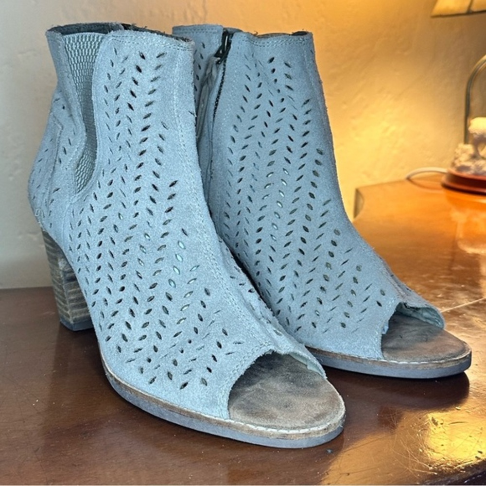 Used TOMS Majorca Peep Toe in Desert Taupe Suede/Perforated Leaf size 9